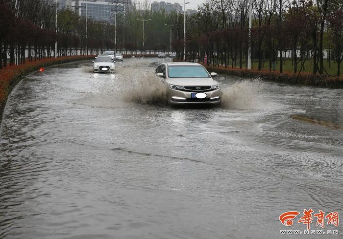 下点小雨 曲江收费站附近这条路却积水了 水深超过30厘米