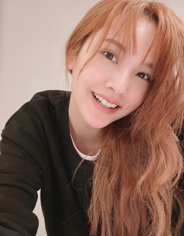 杨丞琳晒近照，和潘玮柏合照嘟嘴卖萌略显俏皮，36岁依旧似少女