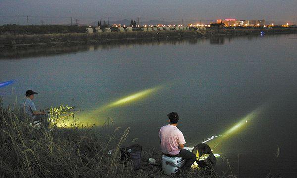 春季夜钓用“光”技巧，加了荧光棒的浮漂应该这样调
