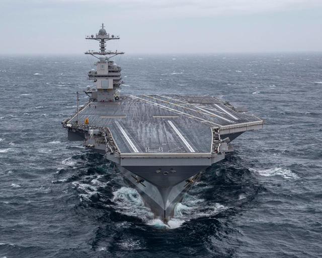 美国海军航母前边5个孔是干啥用的？