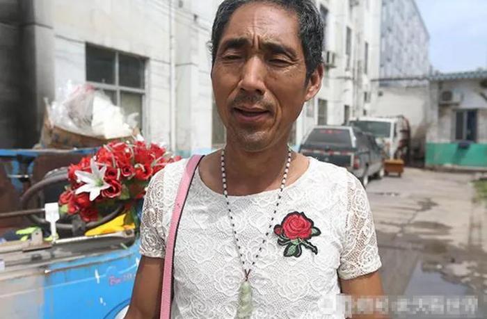 50岁男子因洁癖“变性”成女人，嫁71岁老汉，大胆分享他们的生活