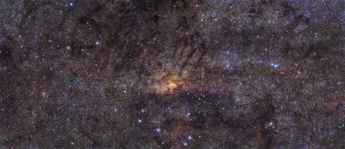 甚大望远镜拍摄到，超清的银河系中心，发现超10万次超新星爆炸