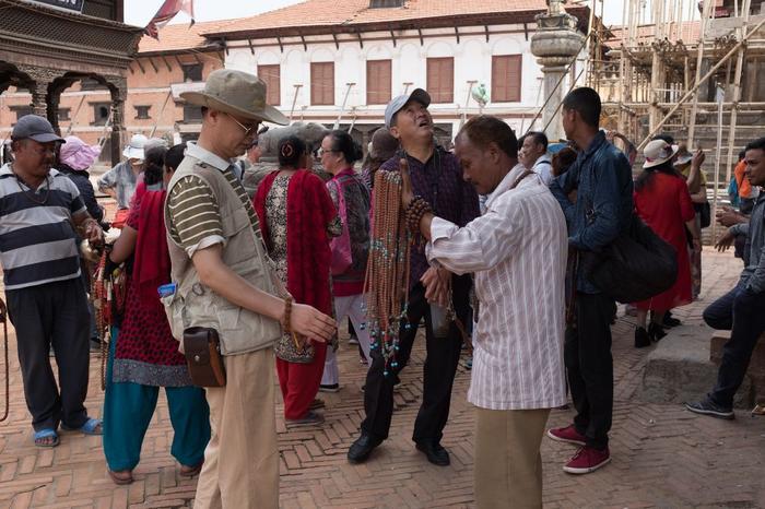 尼泊尔旅行：卖金刚的小贩中文说得都很好，看见中国旅行团就兴奋