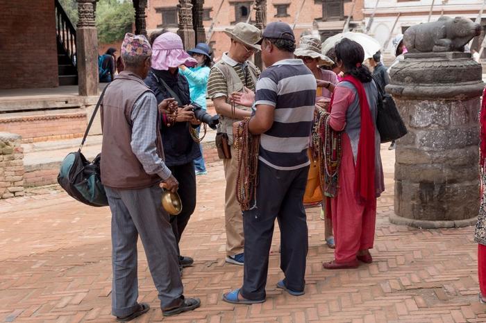 尼泊尔旅行：卖金刚的小贩中文说得都很好，看见中国旅行团就兴奋