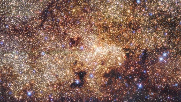 甚大望远镜拍摄到，超清的银河系中心，发现超10万次超新星爆炸