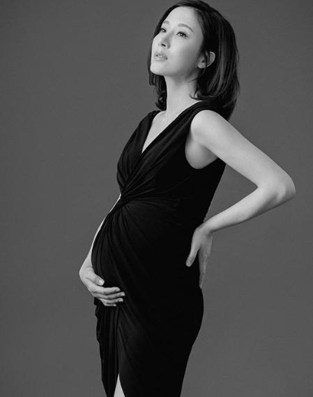 杨怡晒出孕期写真，四肢纤细气质优雅，散发母爱光辉