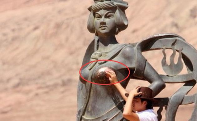 我国最“尴尬”的铜像，重点部位被摸到掉漆，女游客都红了脸！