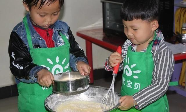 孩子常吃的3种零食，正在“摧残”身高和智力，家长别不知！