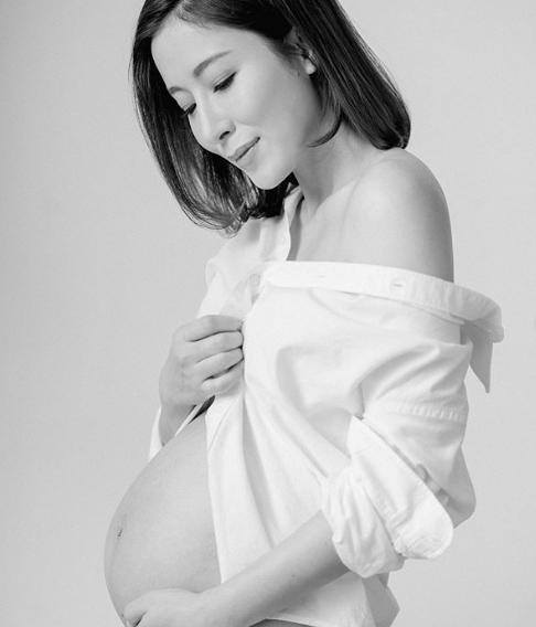 杨怡晒出孕期写真，四肢纤细气质优雅，散发母爱光辉