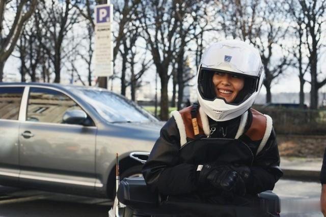 31岁刘雯时装周街拍变“女交警”，戴头盔骑摩托，这打扮女星少见