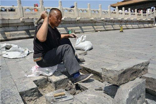 故宫地砖损坏，工人修复时发现600年前秘密，专家：朱棣好狠的心