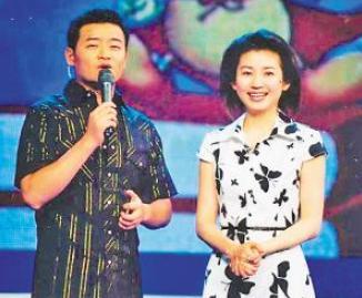 41岁主持人李佳明生活照，与妻子18岁相恋，女儿今已13岁