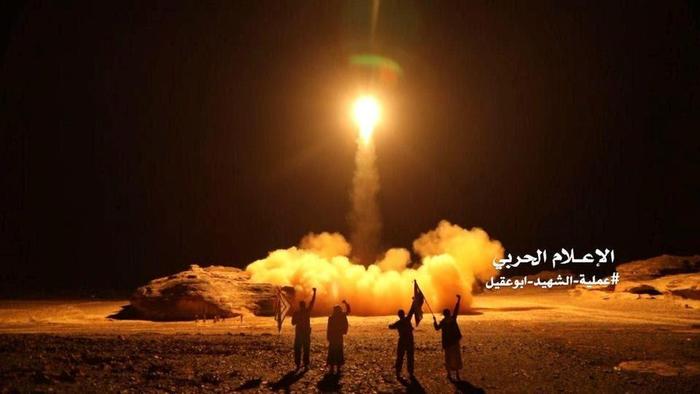 沙特首都深夜遭袭，导弹险些摧毁闹市区，胡塞拖鞋军神秘武器现身