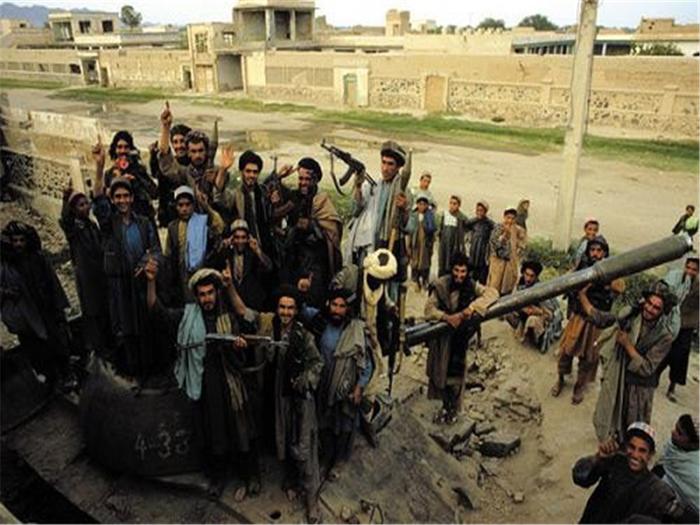 撕毁和谈协议，大批塔利班武装直接宣战，美军机场遭到火箭弹袭击