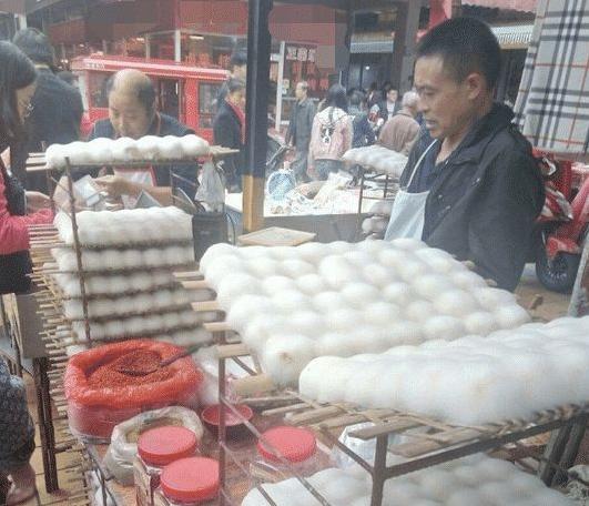 老汉街边卖“棉花”，倒在碗里摇身一变成美味小吃，顾客络绎不绝