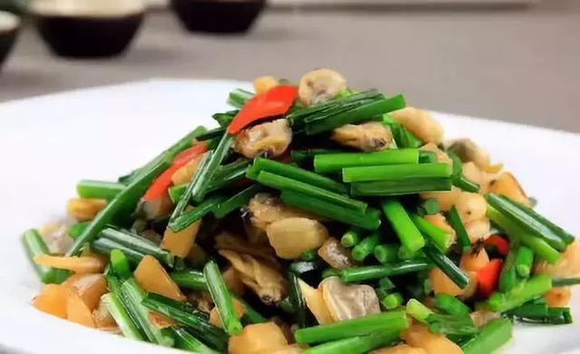 美食推荐：姜葱爆竹蛏，小鸡炖蘑菇，剁椒蒜辣蒸黑山羊腩的做法