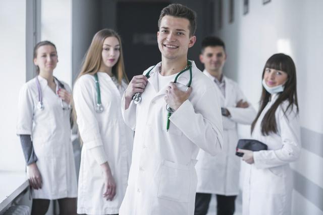 为抗击新冠疫情，美国医学院将允许学生提前毕业
