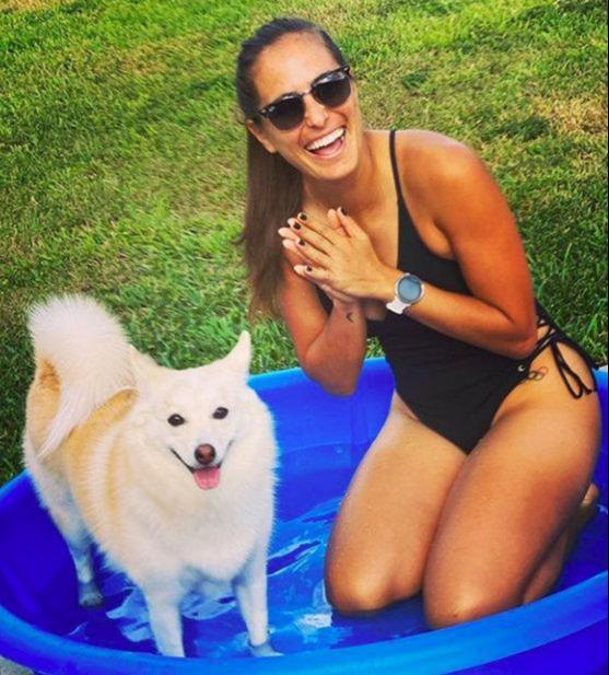 养眼！网球奥运冠军穿泳装给狗狗洗澡，身材火辣明艳动人