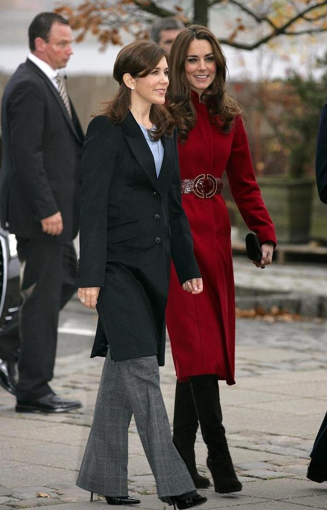 ​凯特难得仪态这么好，一身红衣大气优雅，却因裤子输给丹麦王妃