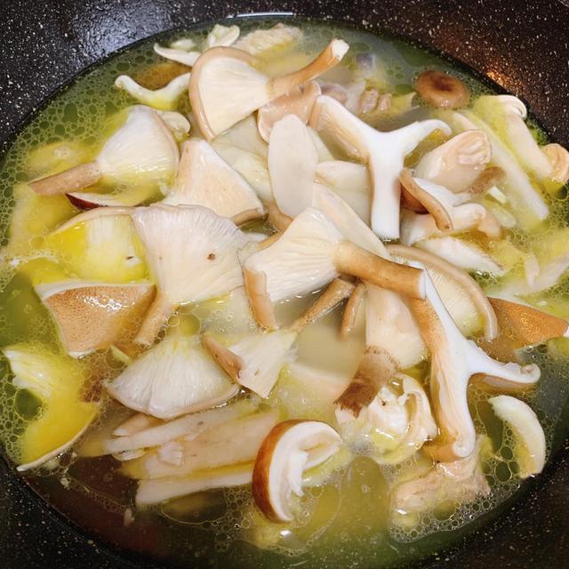 菌菇鸡汤最养生，学我家的配方做法，汤汁浓郁特别鲜