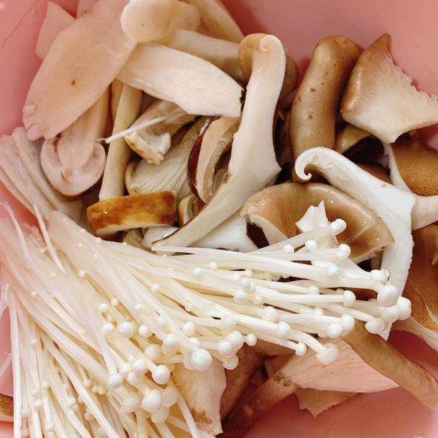 菌菇鸡汤最养生，学我家的配方做法，汤汁浓郁特别鲜