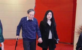 杨振宁和小娇妻同泡温泉，98岁驼背严重被搀扶，43岁翁帆越来越美