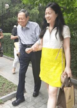 杨振宁和小娇妻同泡温泉，98岁驼背严重被搀扶，43岁翁帆越来越美