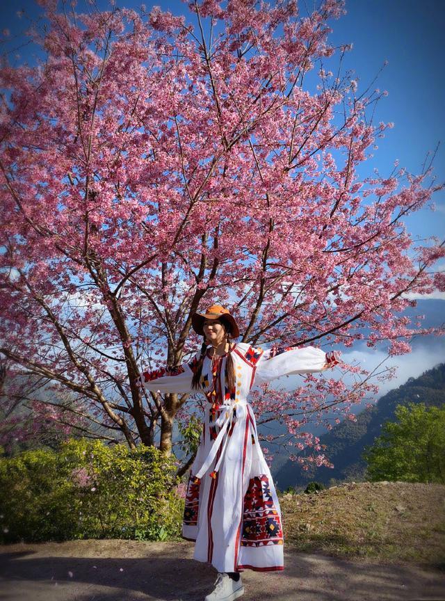 再次被Selina的重生震撼了！民族风长裙+大檐帽，樱花树下美成画