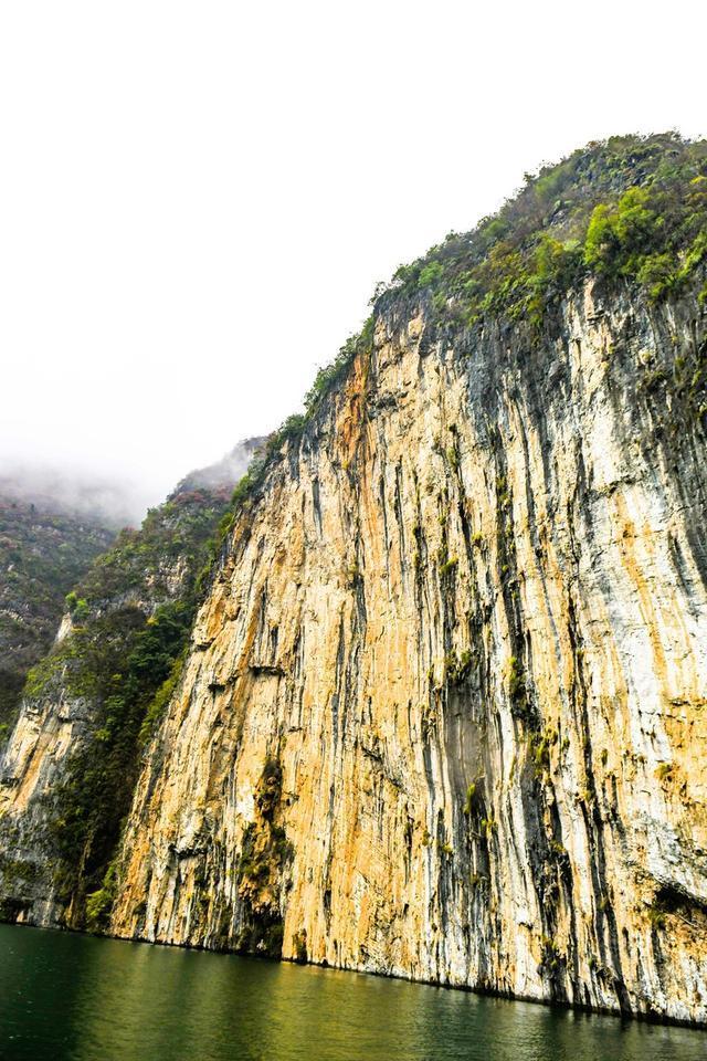 实拍重庆最秀气峡谷，至今仍藏有巴人悬棺，被认为是人类未解之谜