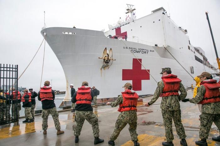 特朗普派2艘海军医院船，水兵家属：丈夫或感染！海军上将也担忧