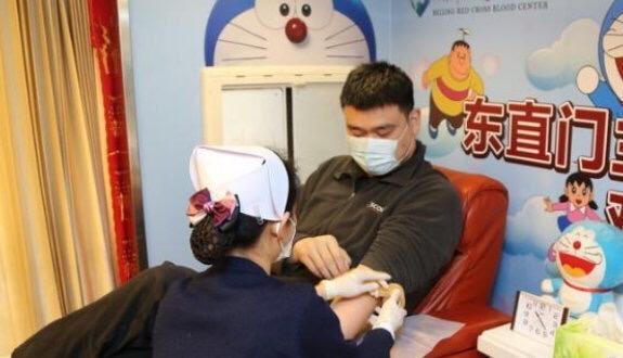 中国篮协员工献血2400毫升，姚明带头献400毫升，开心晒献血证