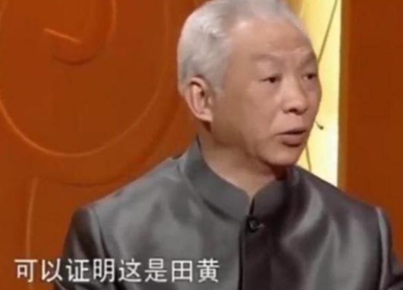 老农拿 “压菜石”去鉴宝，现场观众嘲笑