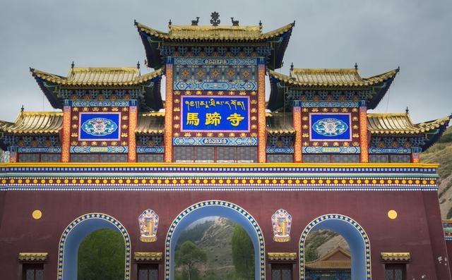 甘肃张掖马蹄寺，和莫高窟齐名的石窟群，1600年藏传古寺如此迷人