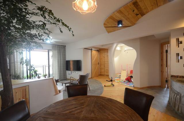 这套107平的家太有趣了，客厅种树，沙发水泥砌，你见过吗？