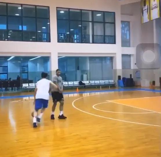 广东男篮队长近期训练视频曝光，两外籍训练师陪训，力冲十冠王！