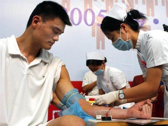 中国篮协员工献血2400毫升，姚明带头献400毫升，开心晒献血证