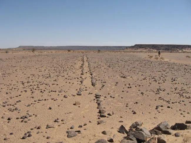 门状，直线状，阵列状，大量石结构现撒哈拉沙漠，有数千年历史