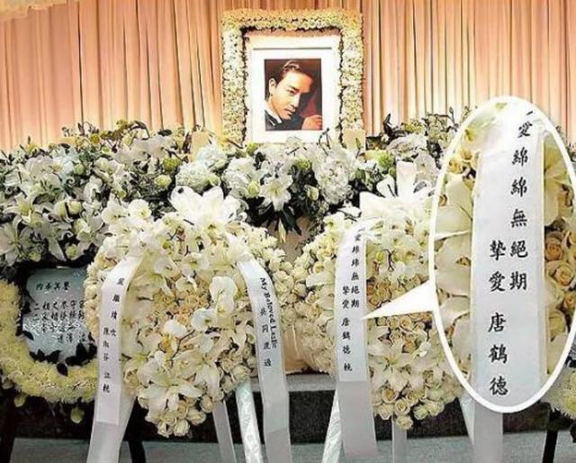 张国荣逝世17周年，挚爱唐鹤德61岁发旧照缅怀：此生都活在回忆中