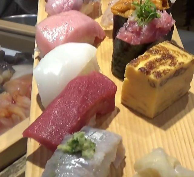 日本最普通的寿司店，就开在建筑公司旁边，价格不贵能让你吃到饱