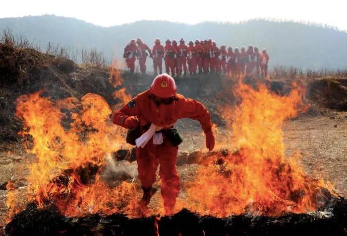 四川西昌山火19人牺牲：我们不要英雄，只求你们平安。