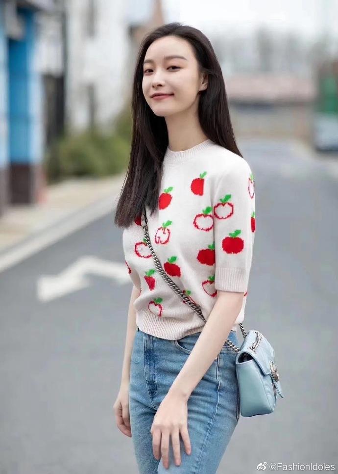 倪妮穿草莓图案短袖针织衫，清纯甜美女孩上线，喵总好甜
