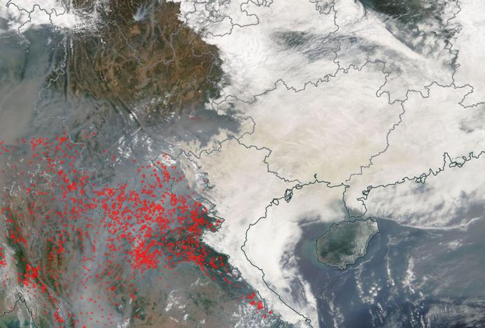 东南亚烧荒，我国南方吸“二手烟”！太空可见：广东广西云变脏了