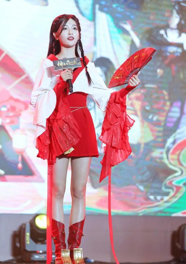 吴宣仪穿红色凤凰纹样衬衫搭配牛仔裤，演绎中国风元素穿搭！