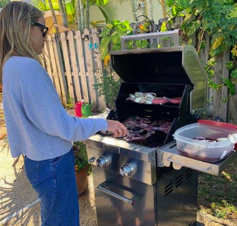 新科澳网冠军的惬意生活：肯宁居家隔离烤肉秀厨艺
