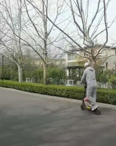 47岁赵文卓晒视频，开心陪伴女儿玩滑板车，儿子身后跟着骑行