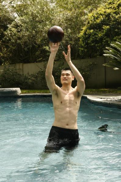 NBA球员遇到泳池会发生什么？詹姆斯用粉红泳圈，一人像水怪