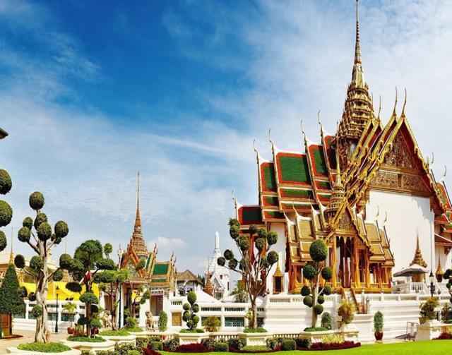 泰国旅游遇国王出行，当地人要下跪迎接，中国游客该怎么做？