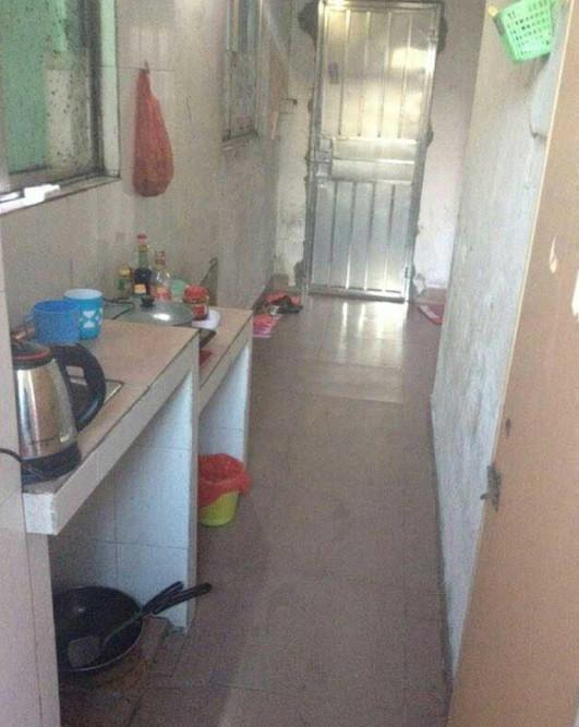 心酸！一家三口广州220元的出租房，厕所在厨房里，谁住过这种？