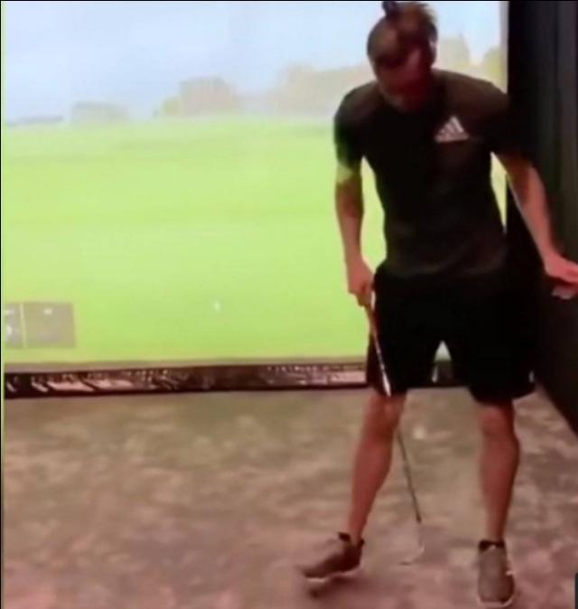 皇家马德里足球俱乐部球员贝尔晒出自己打高尔夫球的视频