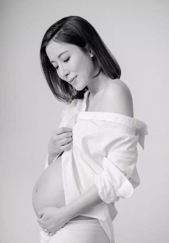 40岁杨怡晒孕照，怀胎七月四肢仍纤细，老公却成“幸福肥”